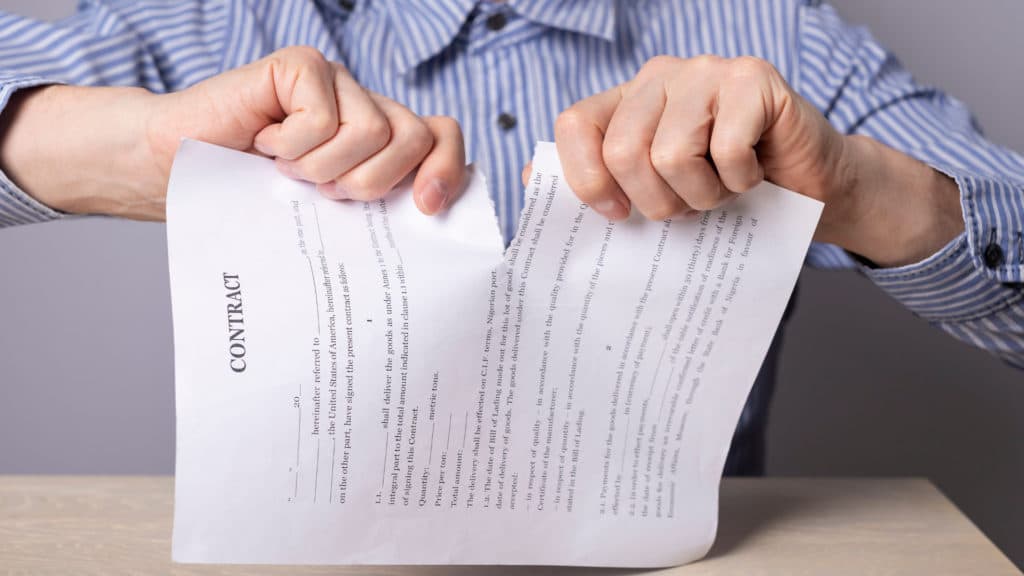 homme déchirant un contrat de vente